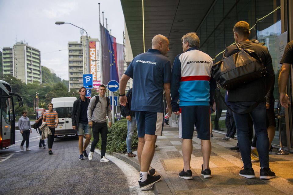 dánska futbalová reprezentácia počas príchodu do bratislavského hotela