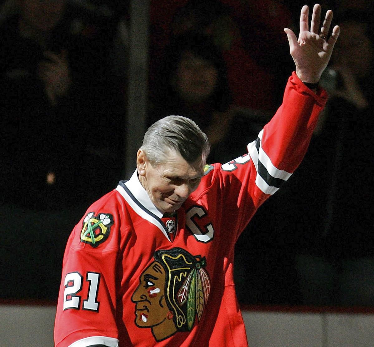 Stan Mikita zdraví fanúšikov Chicaga Blackhawks.