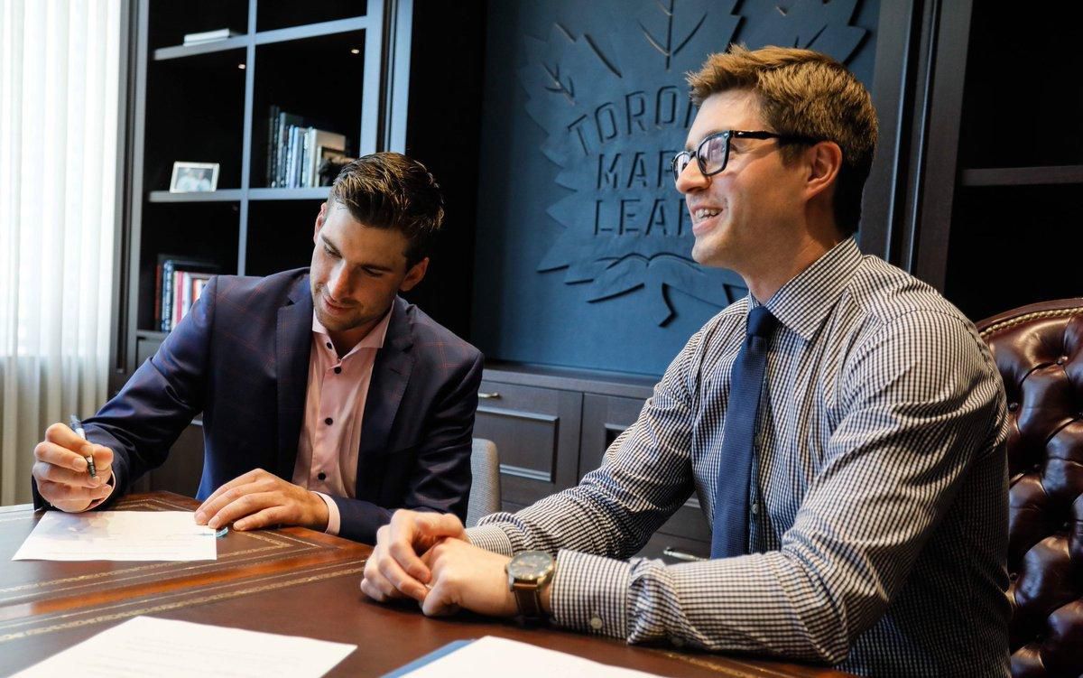 John Tavares pri podpise zmluvy s Torontom Maple Leafs.