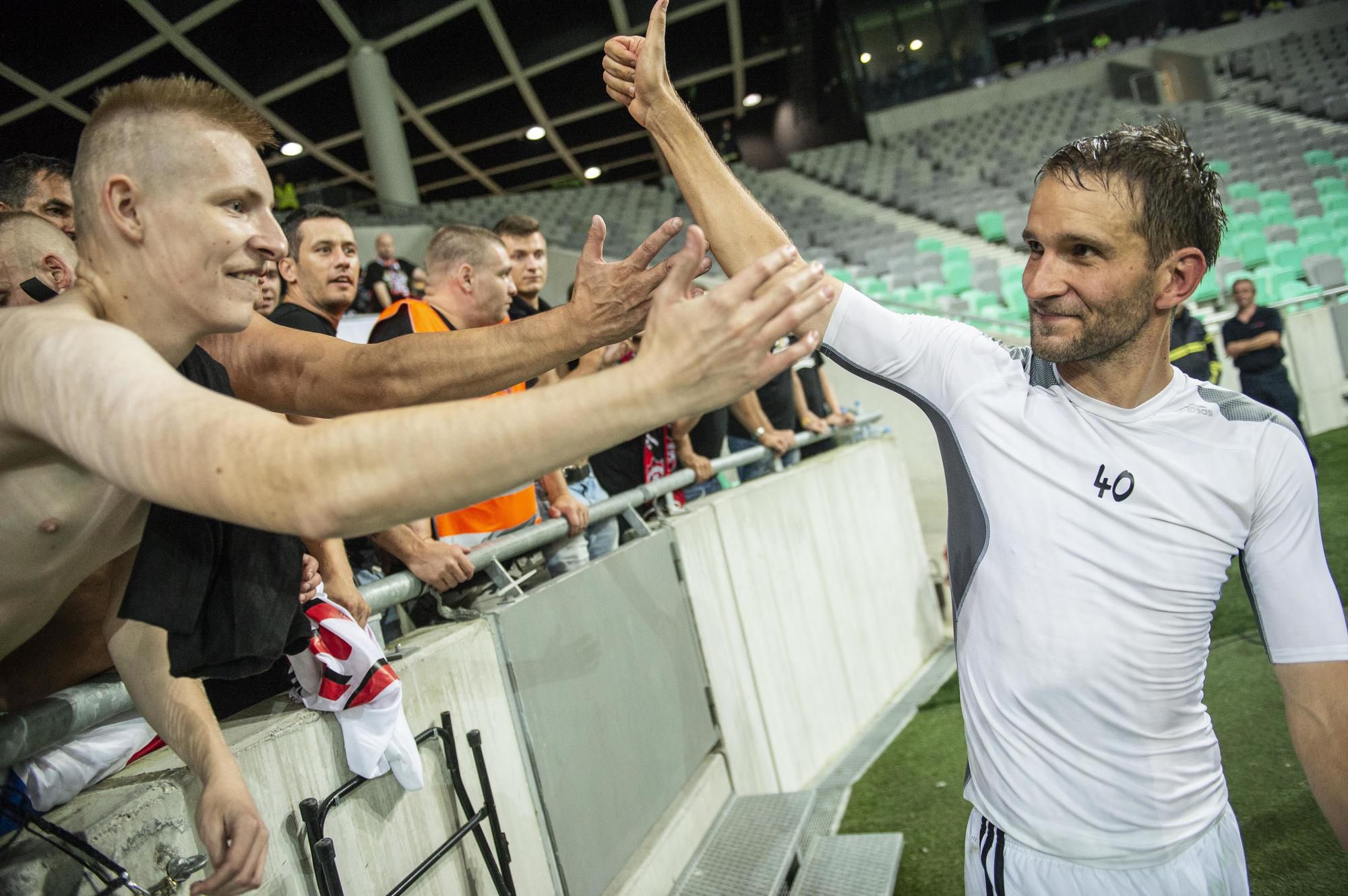 Marek Bakoš sa zdraví s fanúšikmi po výhre
