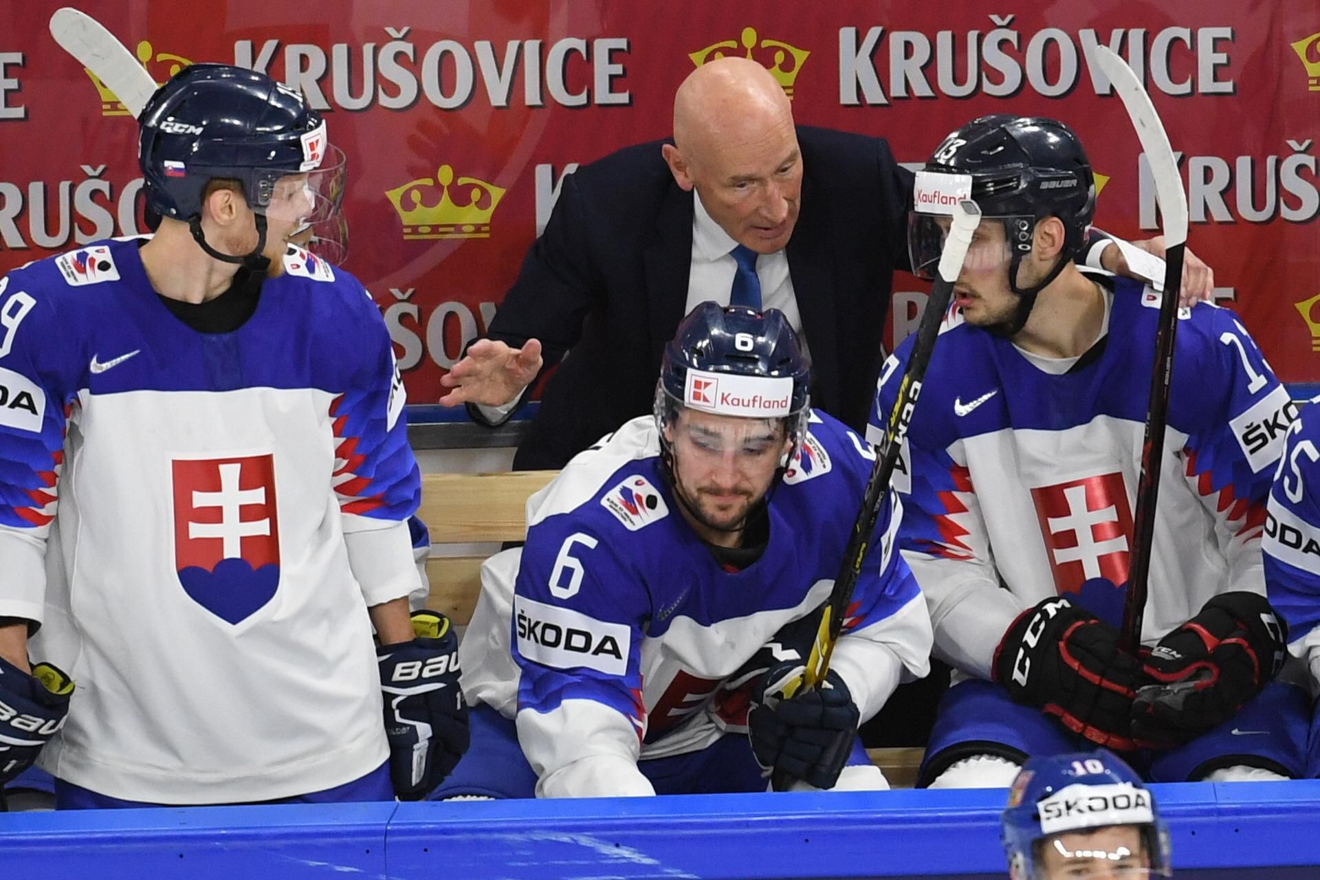 Slovenská striedačka, uprostred hráč Slovenska Lukáš Cingeľ a za ním tréner slovenských hokejistov Craig Ramsay.