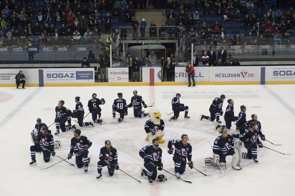 Rozlúčka hráčov Slovana s divákmi po záverečnom zápase sezóny v KHL.
