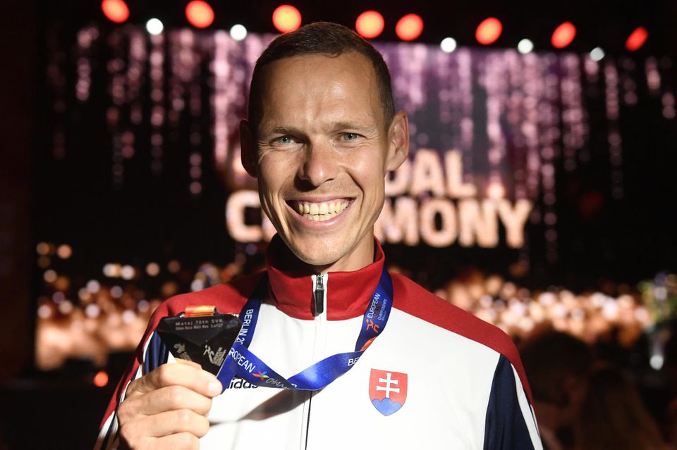 Slovenský chodec Matej Tóth pózuje so striebornou medailou.