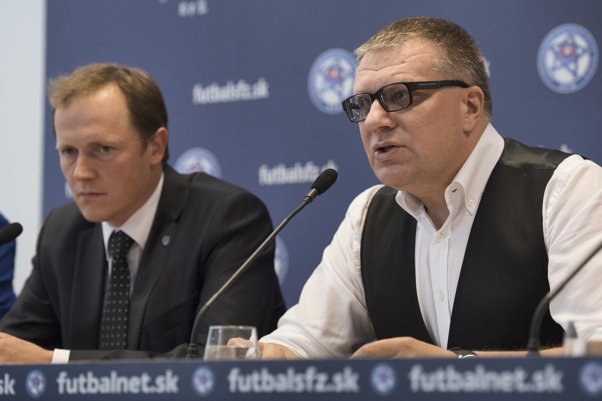 Vpravo prezident Slovenského futbalového zväzu (SFZ) Ján Kováčik a vľavo manažér integrity futbalu Peter Dedík
