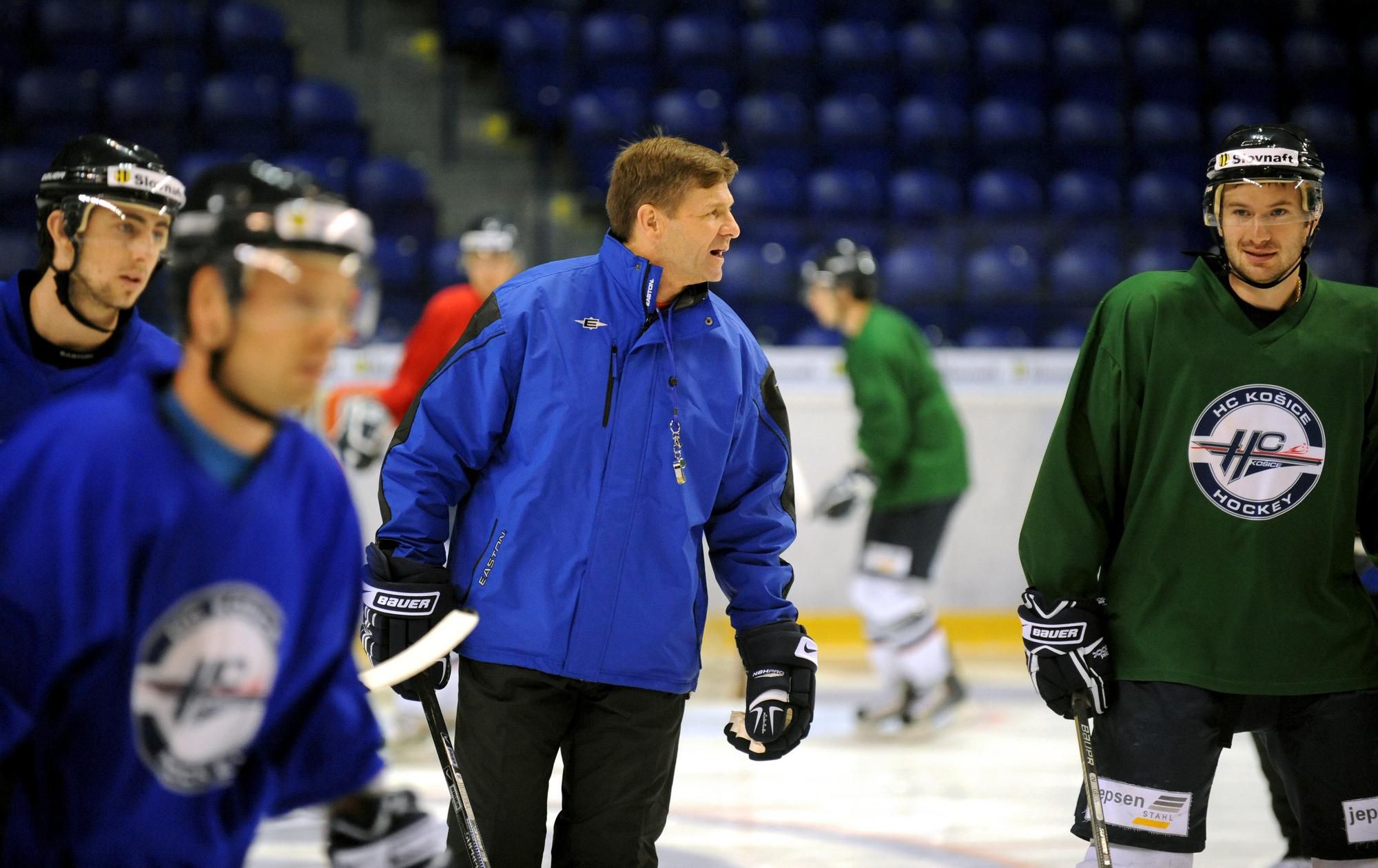 Rostislav Čada a hokejisti HC Košice.