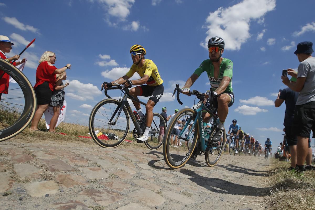 Greg van Avermaet v žltom drese a Peter Sagan.