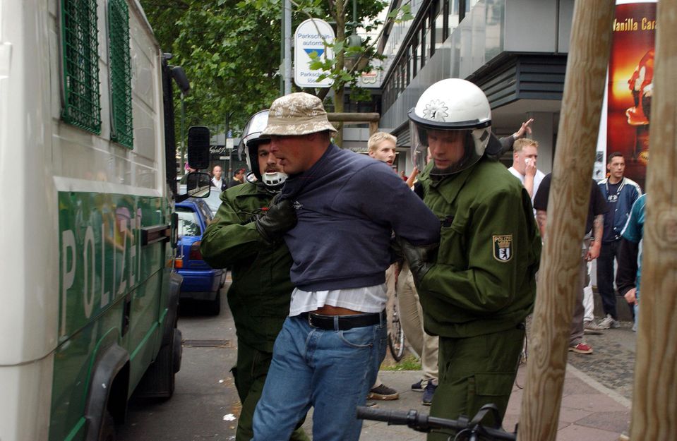 Nemecká polícia zatýka fanúšikov.
