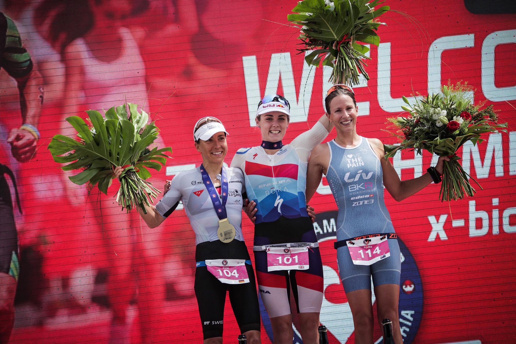 Najlepšie tri ženy: strieborná Anne Haughová (Nem.), zlatá Lucy Charlesová (V. Br.) a strieborná Češka Radka Vodičková