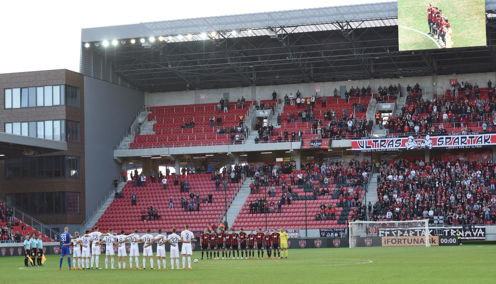 Hráči Trnavy a Ružomberka počas minúty ticha za zosnulého bývalého hráča Trnavy Vojtecha Varadina