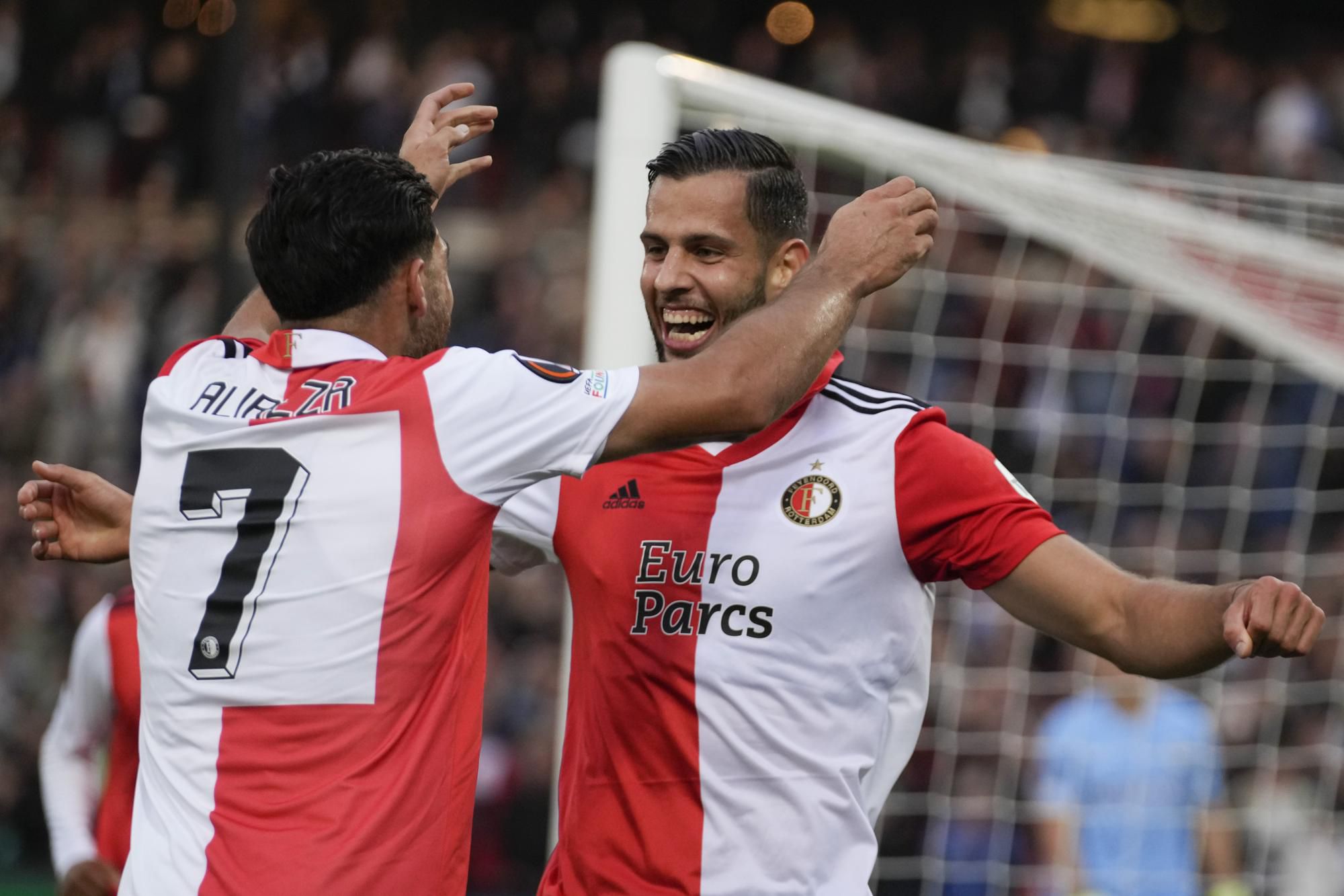 Slovenský futbalista Dávid Hancko sa teší z gólu v drese Feyenoordu Rotterdam.