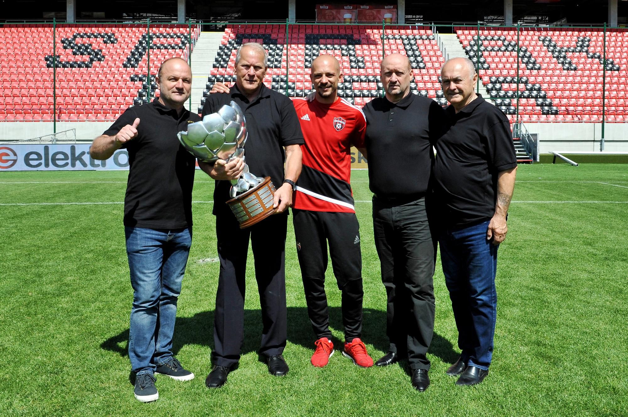 Vedenie trnavského klubu z roku 2018 s trénerom Nestorom El Maestrom (v strede), Vladimír Poór je po jeho ľavej ruke.