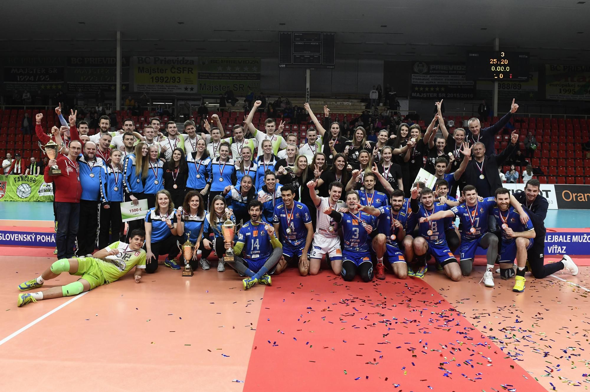 Finalisti Slovenského pohára žien a mužov vo volejbale pózujú, 4. februára 2018 v Prievidzi