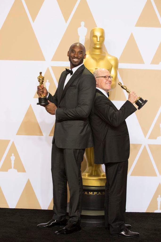 Kobe Bryant pózuje so soškou Oscara.