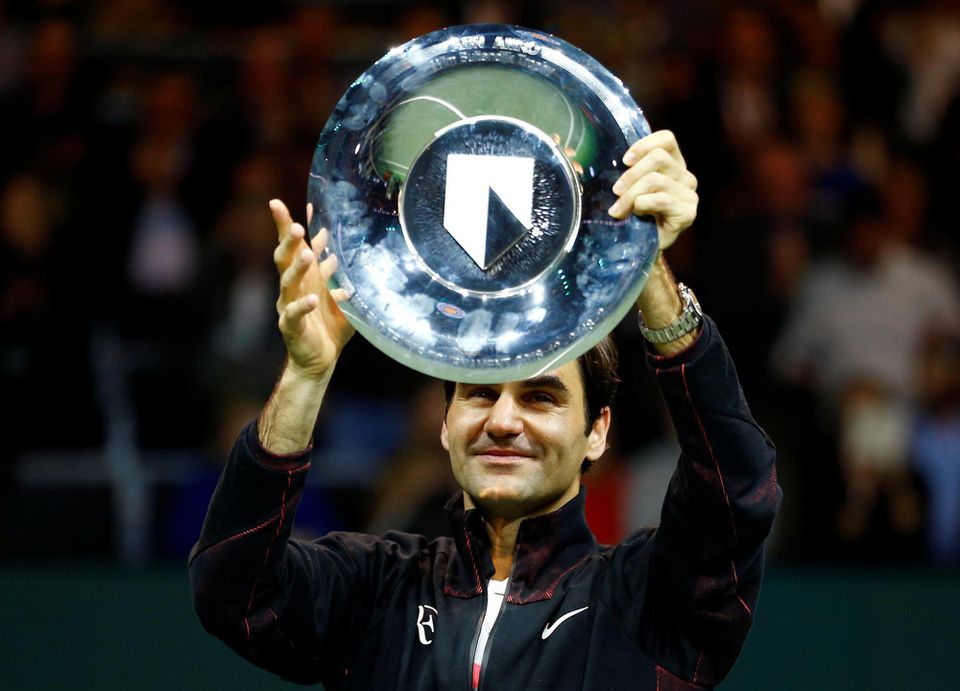 Roger Federer s víťaznou trofejou v Rotterdame