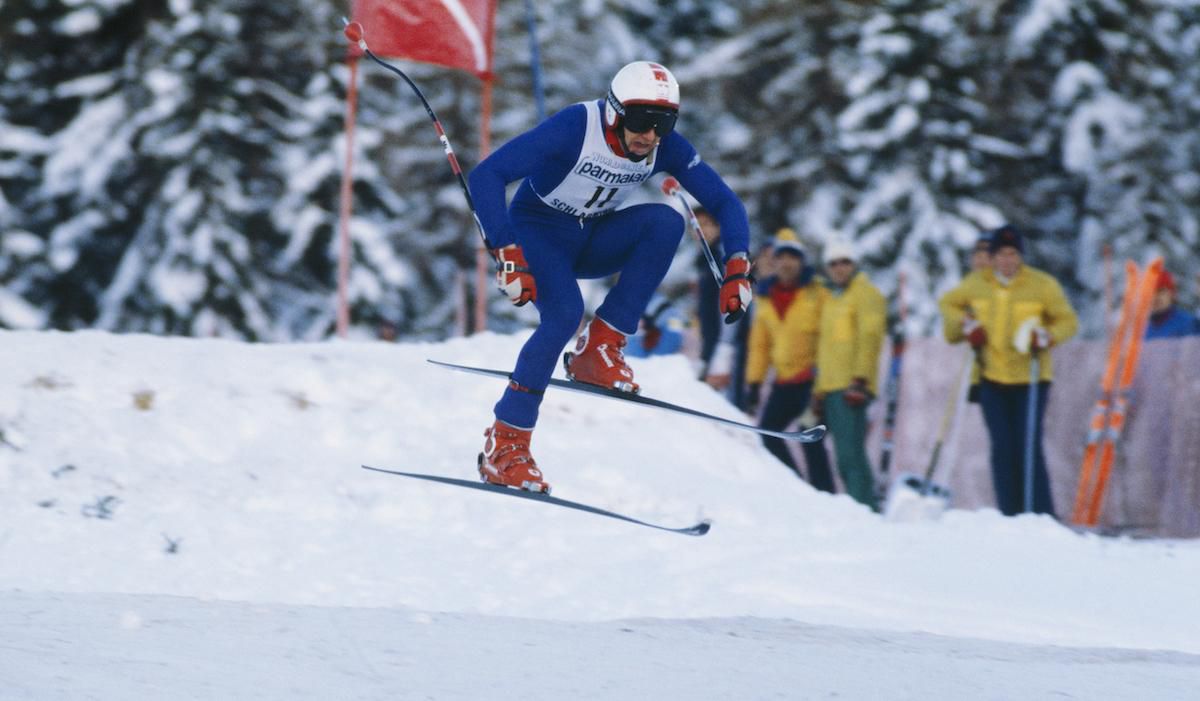 Franz Klammer letí vzduchom počas zjazdu (archívne foto).