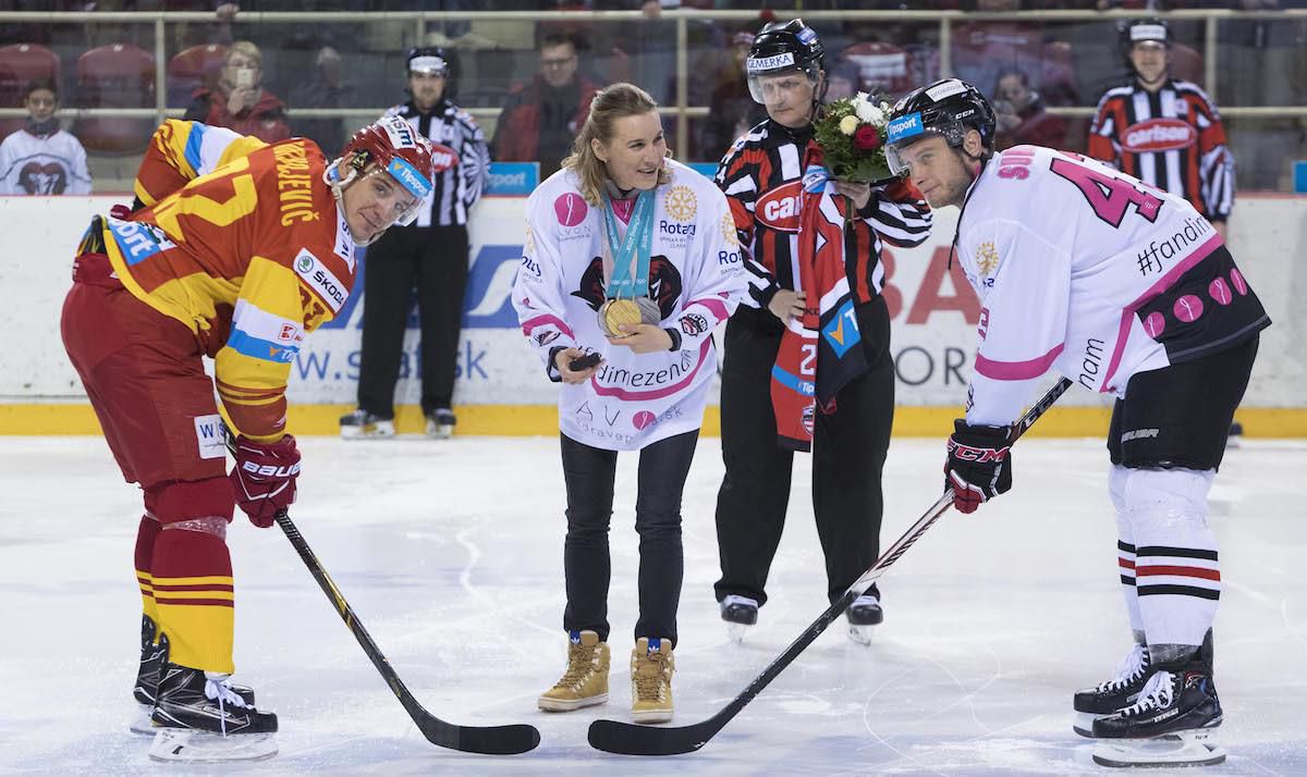 Anastasia Kuzminová na hokeji v Banskej Bystrici