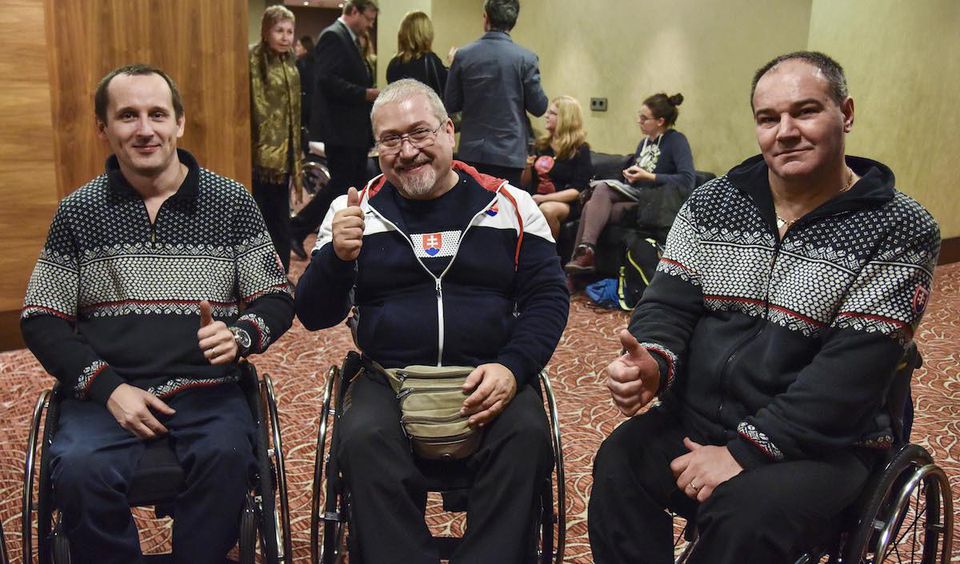 Slovenskí paralympijský reprezentanti v curlingu na vozíku zľava Radoslav Ďuriš, Imrich Lyócsa a Dušan Pitoňák