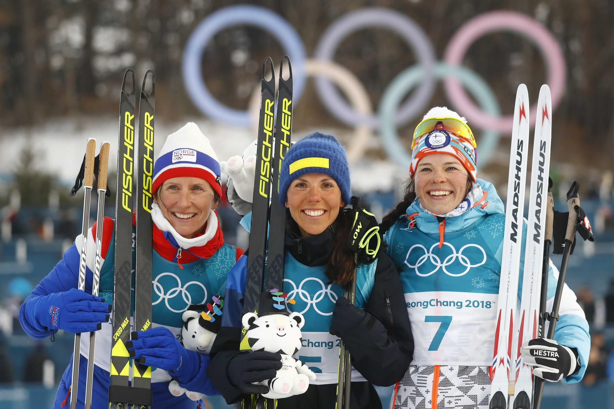 Charlotte Kallová (uprostred) sa stala prvou švédskou bežkyňou na lyžiach s troma zlatými olympijskými medailami.
