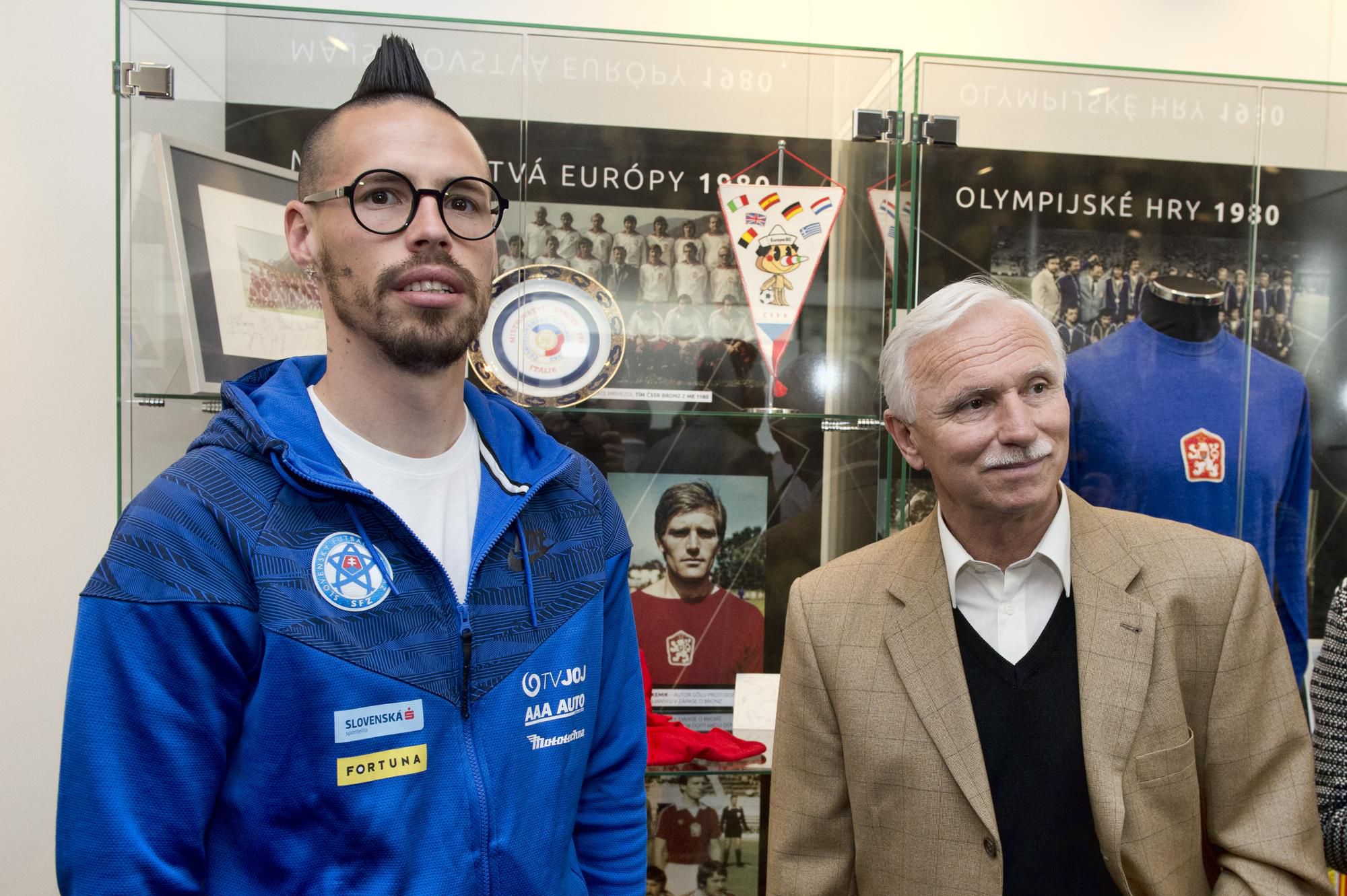 Bývalý slovenský futbalista a futbalový tréner Jozef Barmoš a súčasný futbalový reprezentant Marek Hamšík.