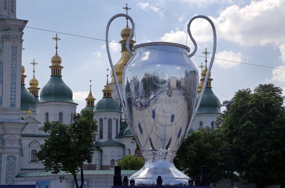 Obrovská replika pohára pre víťaza  Ligy majstrov vystavená pred Katedrálou Sofia v Kyjeve.