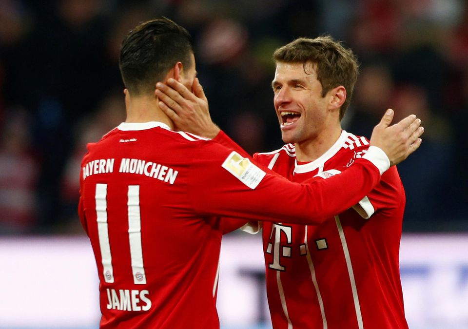 Thomas Müller a James Rodríguez z Bayernu Mníchov oslavujú gól