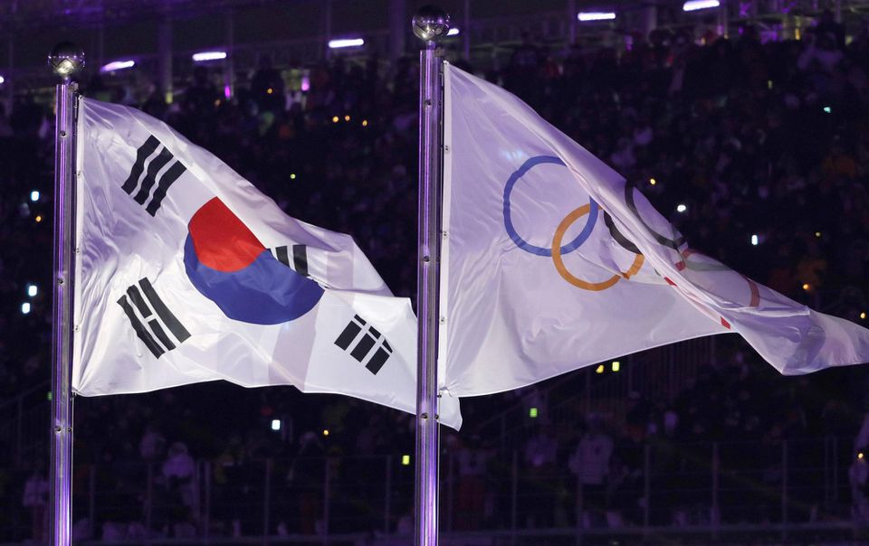 Vlajka Kórejskej republiky a olympijská vlajka.