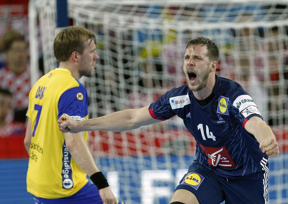 Francúz Kentin Mahe oslavuje gól do siete Švédska