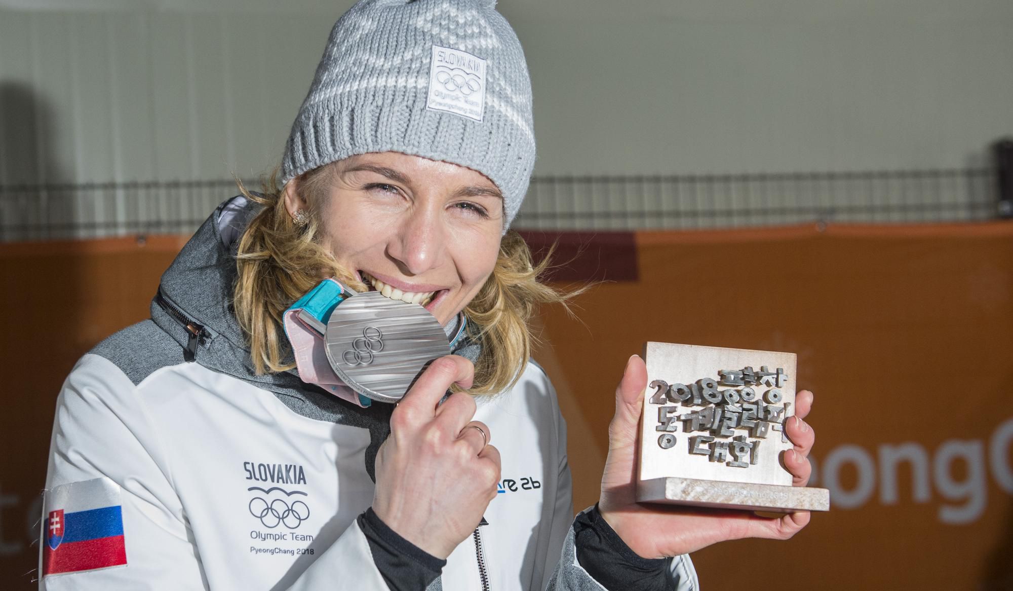 Anastasia Kuzminová pózuje so striebornou medailou, ktorú získala vo vytrvalostných pretekoch na 15 km počas XXIII. zimných olympijských hier.