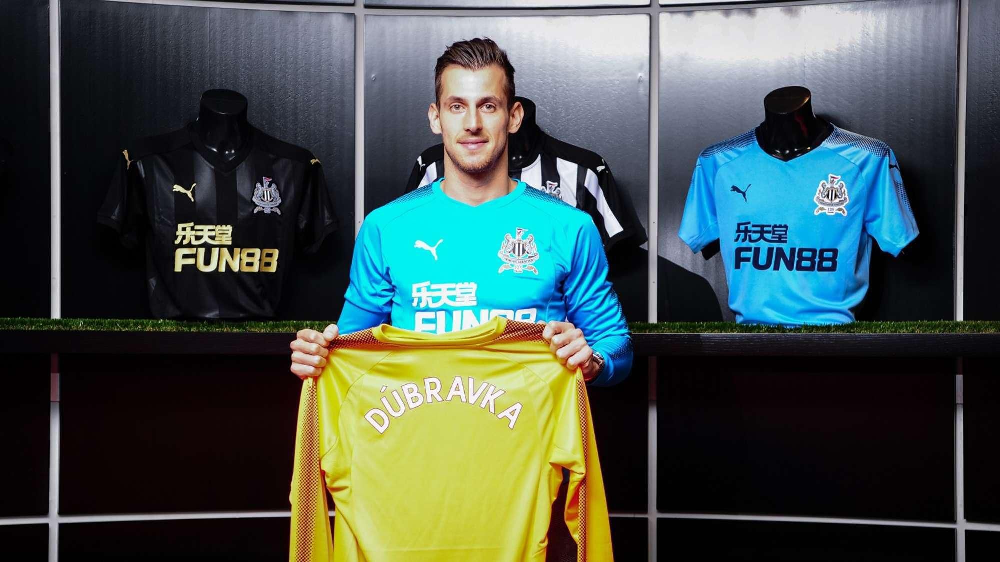 Martin Dúbravka s dresom Newcastle United