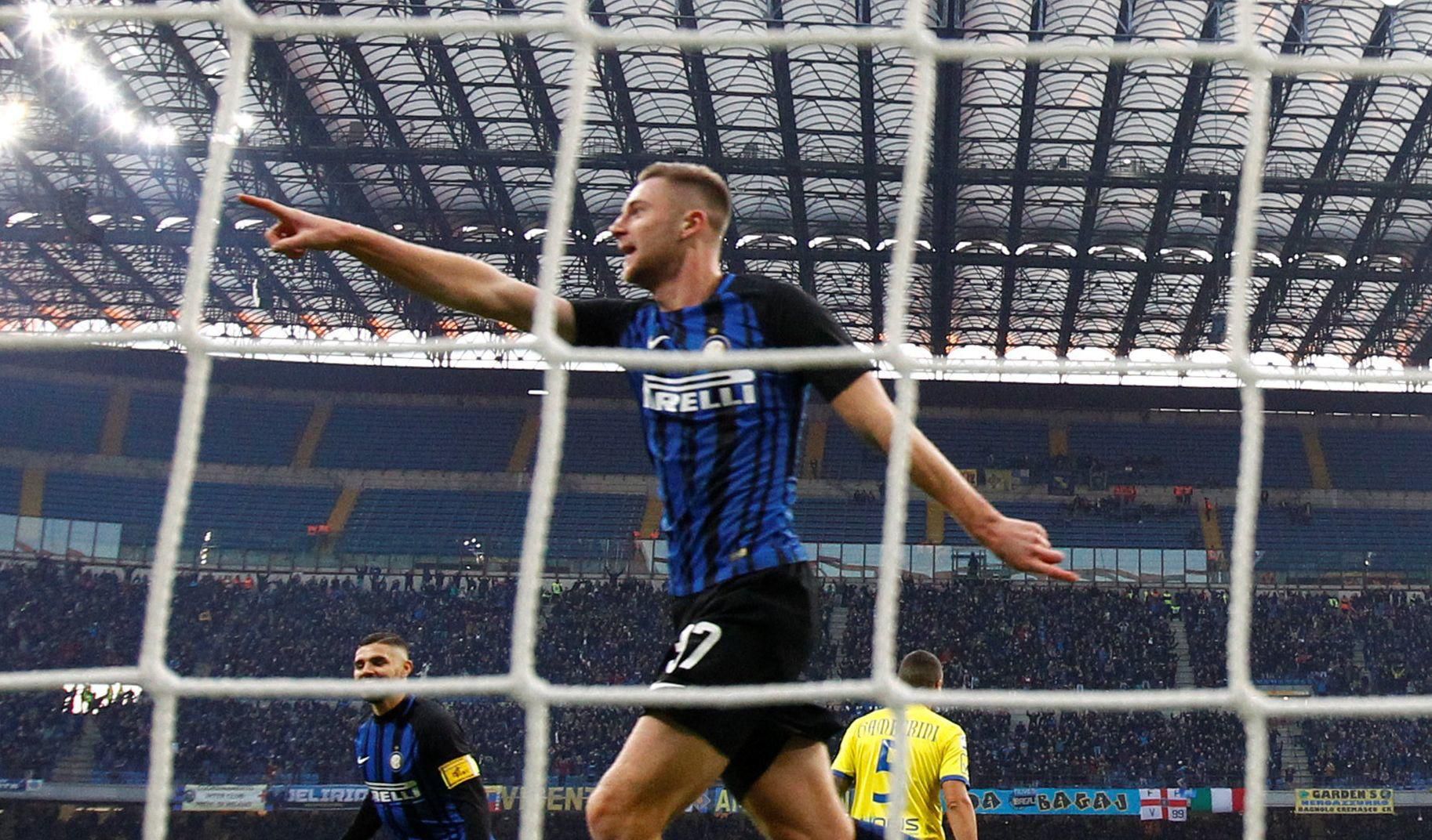 Milan Škriniar oslavuje gól v drese Interu Miláno