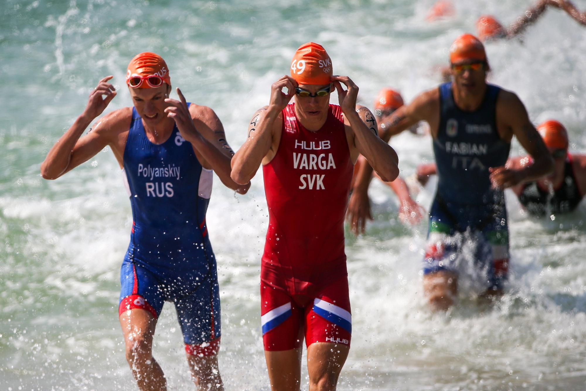 Slovenský reprezentant Richard Varga po plaveckej časti triatlónových pretekov