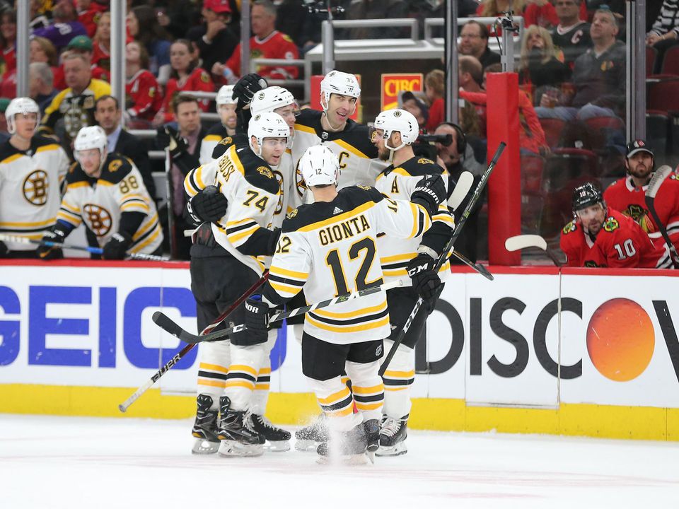 hráči Bostonu Bruins po góle Zdena Cháru