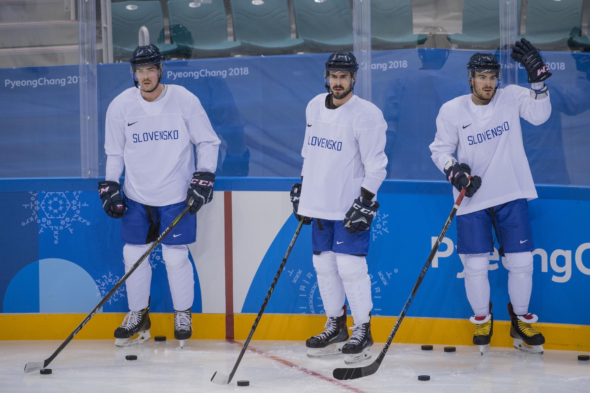 slovenskí hokejoví reprezentanti Peter Čerešňák, Ivan Baranka a Patrik Lamper počas tréningu