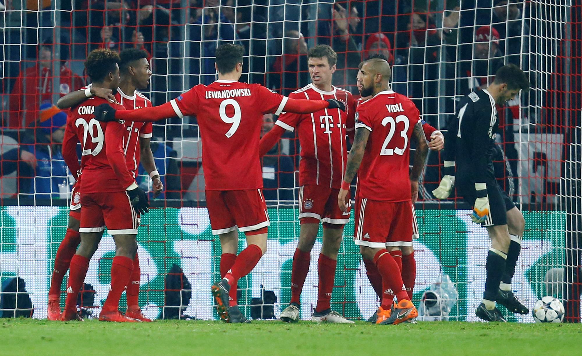 Hráči Bayernu Mníchov sa tešia z gólu proti Besiktasu Istanbul.