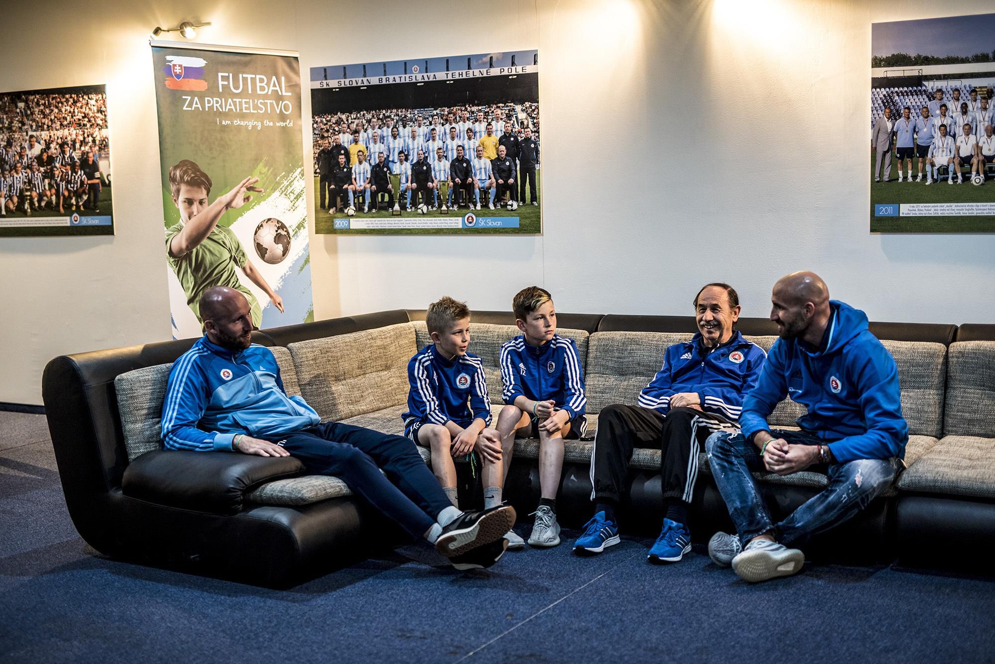 predstavenie dvoch mladých futbalistov, ktorí budú reprezentovať Slovensko v rámci projektu Futbal pre priateľstvo