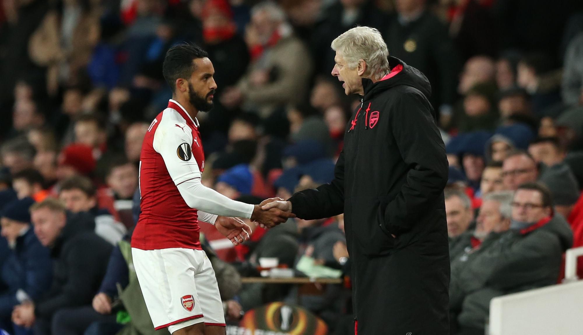 Theo Walcott pri odchode z trávnika a poďakovaním od trénera Arsénea Wengera