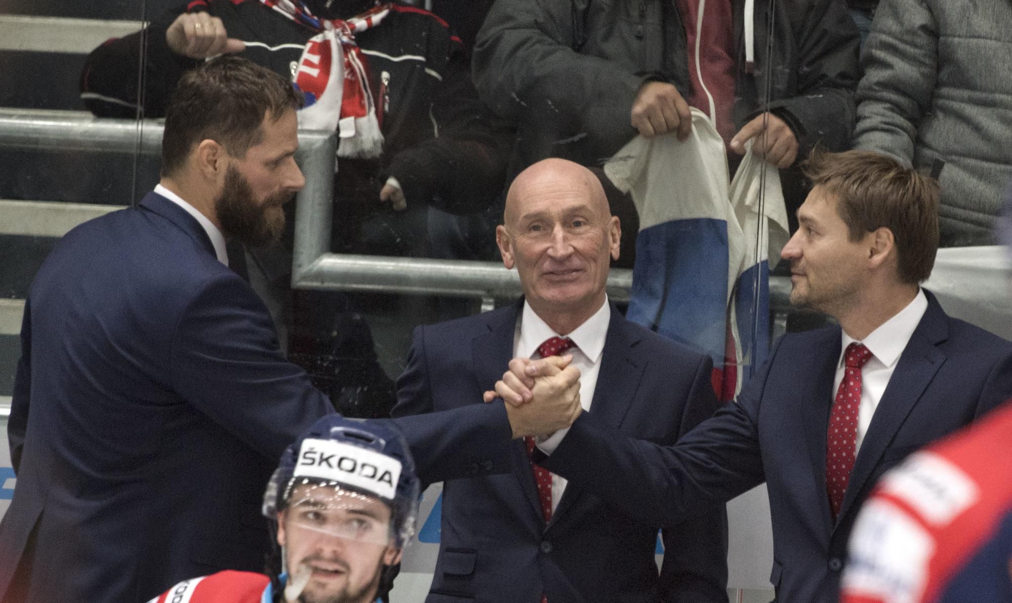 Michal Handzuš si podáva ruku s Vladimírom Országhom, medzi nimi tréner reprezentácie SR Craig Ramsay