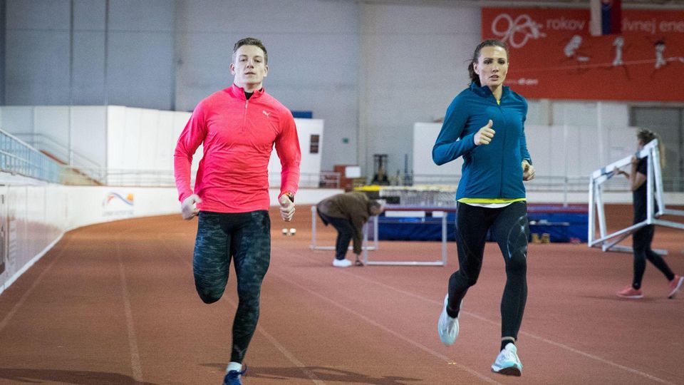 Bežci Ján Volko a Iveta Putalová počas tréningu.