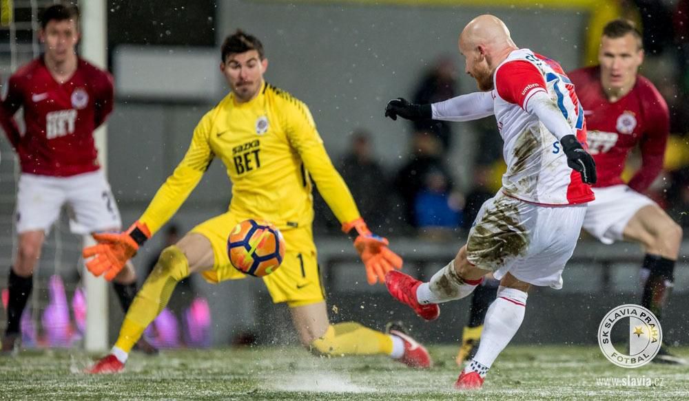 Miroslav Stoch strieľa gól v derby so Spartou Praha.