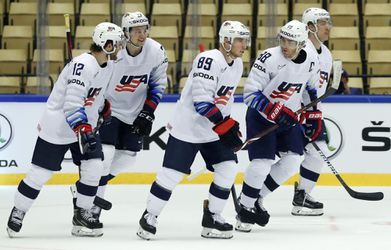 USA deviatimi gólmi zdemolovali Nórsko a vedú B-skupinu