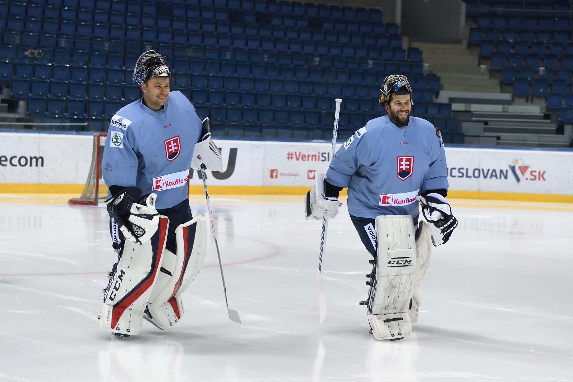 brankári slovenskej hokejovej reprezentácie Július Hudáček a Ján Laco počas tréningu