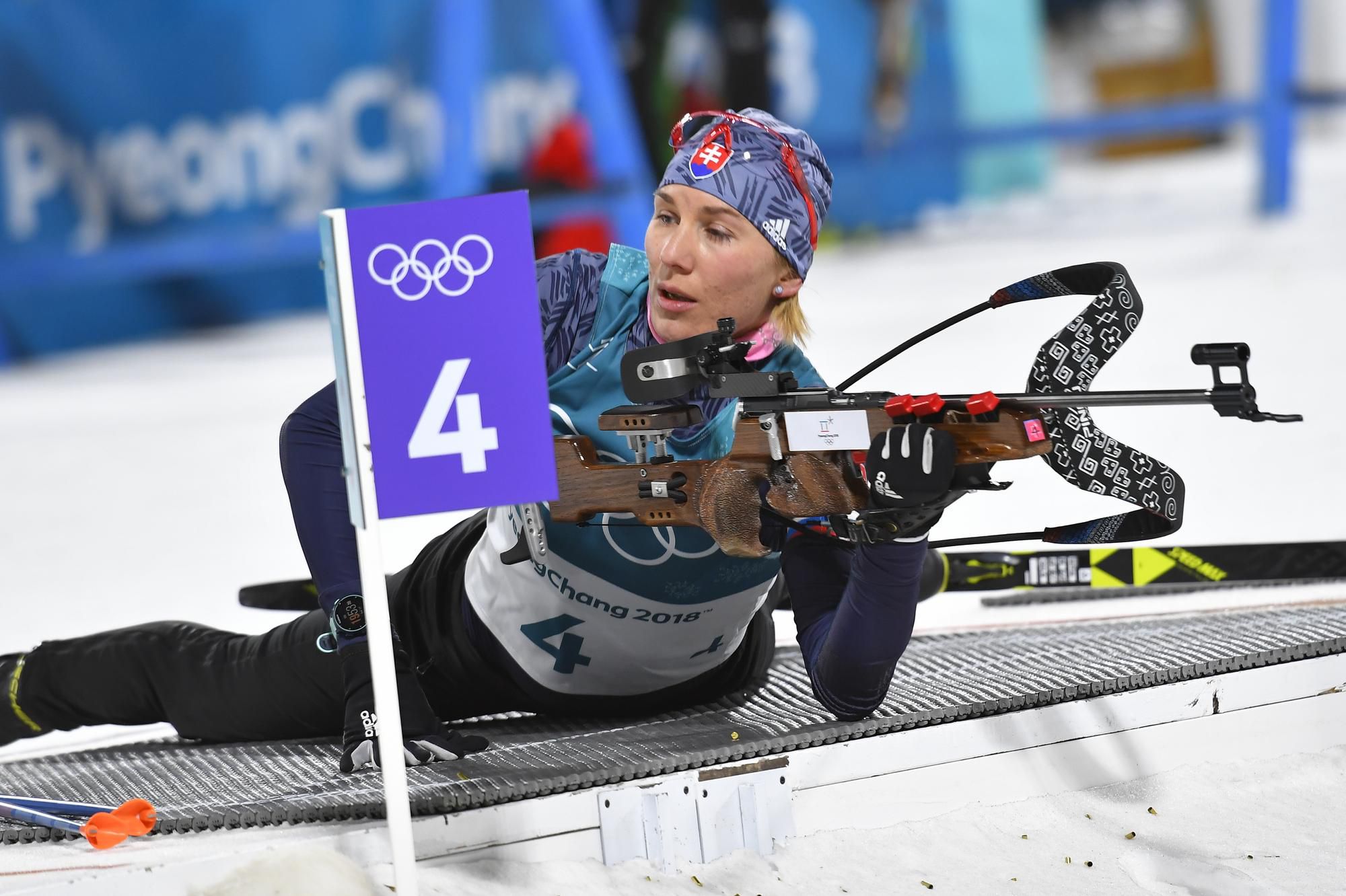 Anastasia Kuzminová na strelnici počas pretekov žien s hromadným štartom na 12,5 km.