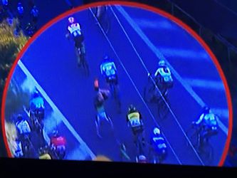 Mark Cavendish znova neodhadol svoje schopnosti a preletel cez bicykel