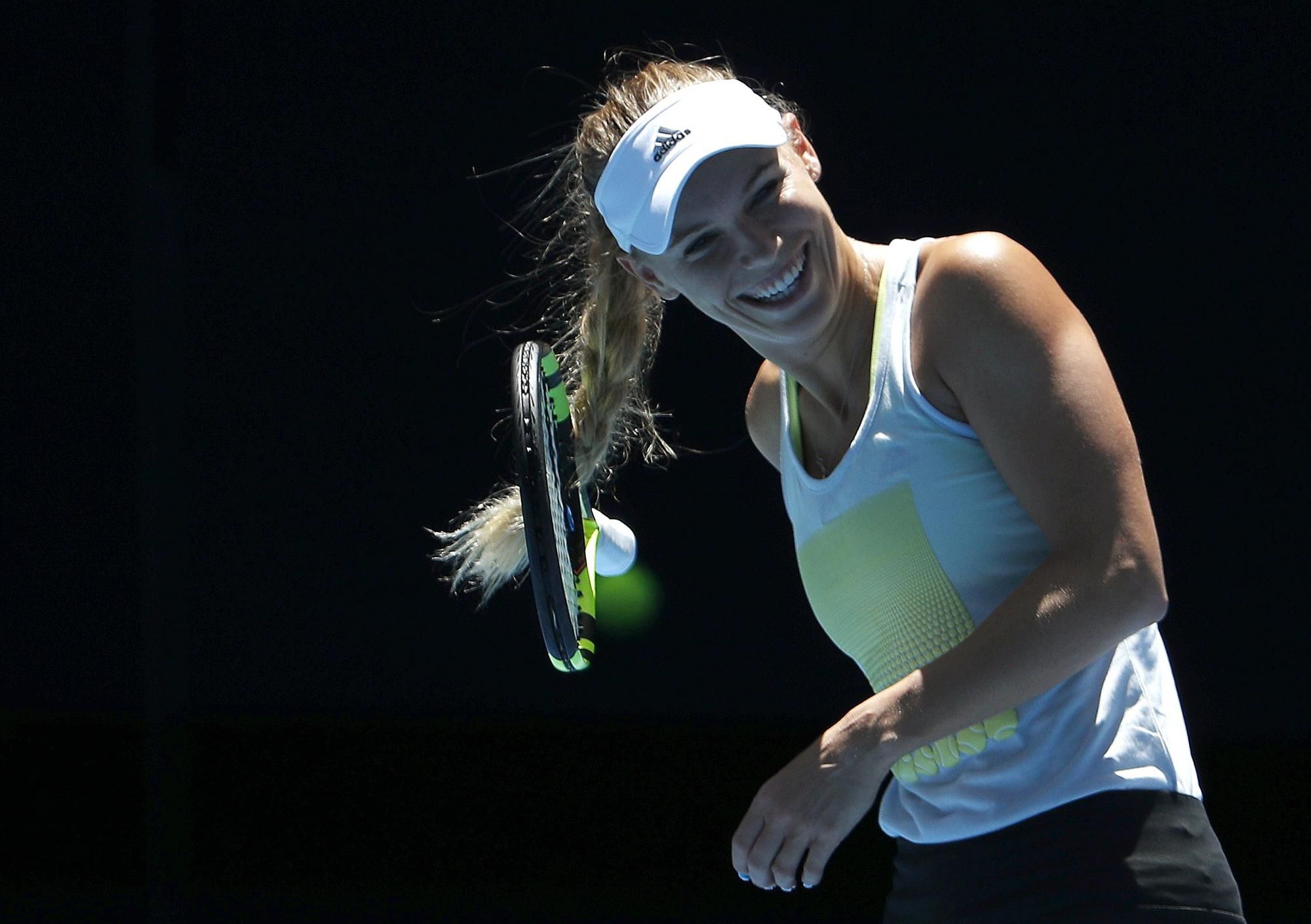 Caroline Wozniacka sa zabáva počas tréningu na Australian Open.