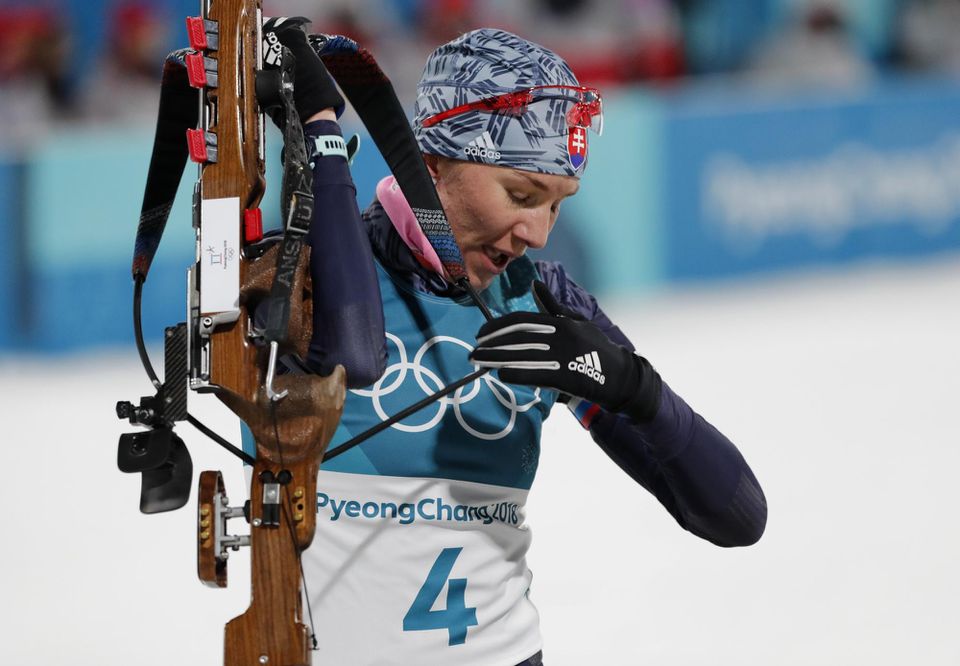 Anastasia Kuzminová musela v hromadných pretekoch na 12,5 km iba na jeden trestný okruh.