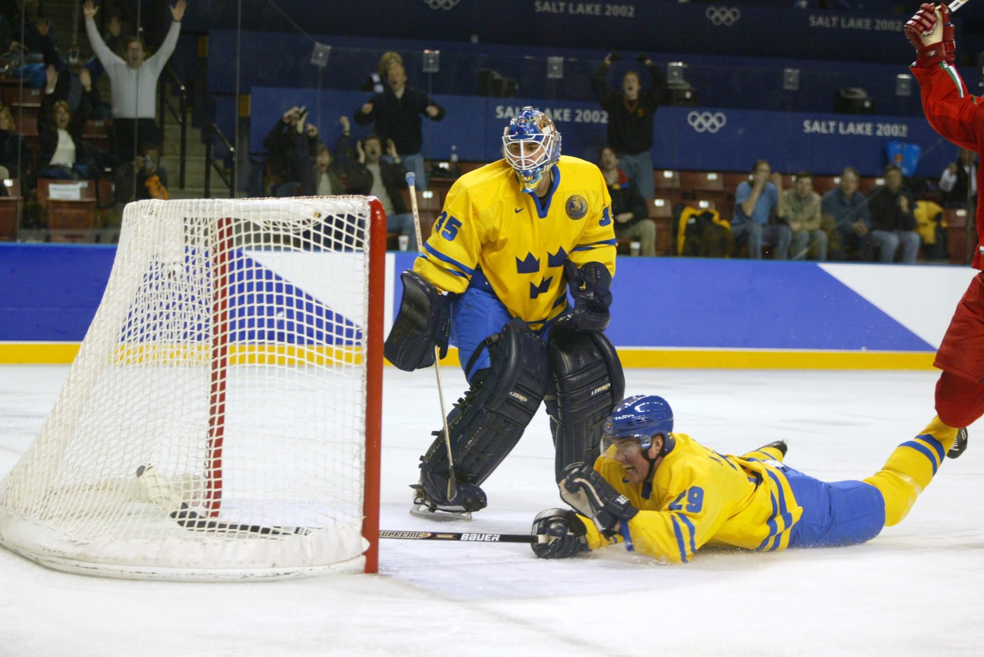 Tommy Salo a Kenny Jonsson v zápase s Bieloruskom