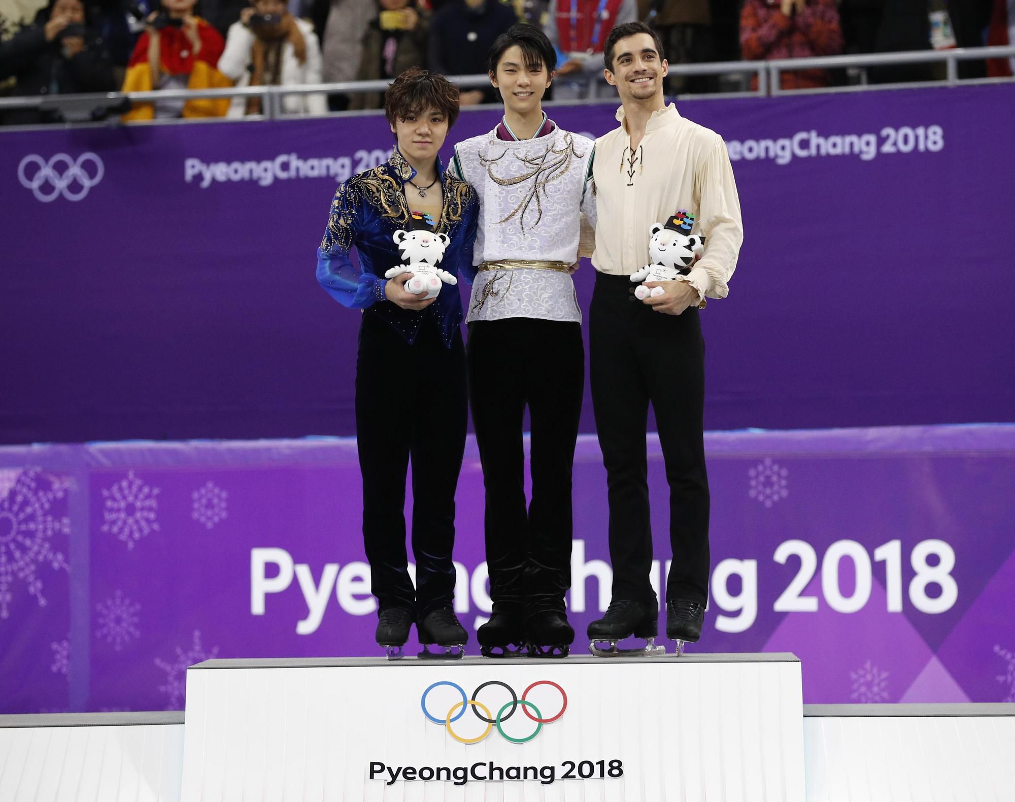 Strieborný Japonec Šoma Uno, jeho krajan zlatý Juzuru Hanju a Španiel Javier Fernández s bronzom.