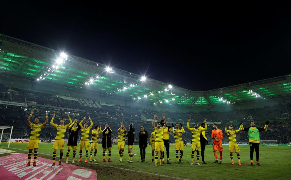 Futbalisti Borussie Dortmund oslavujú víťazstvo v Monchengladbachu