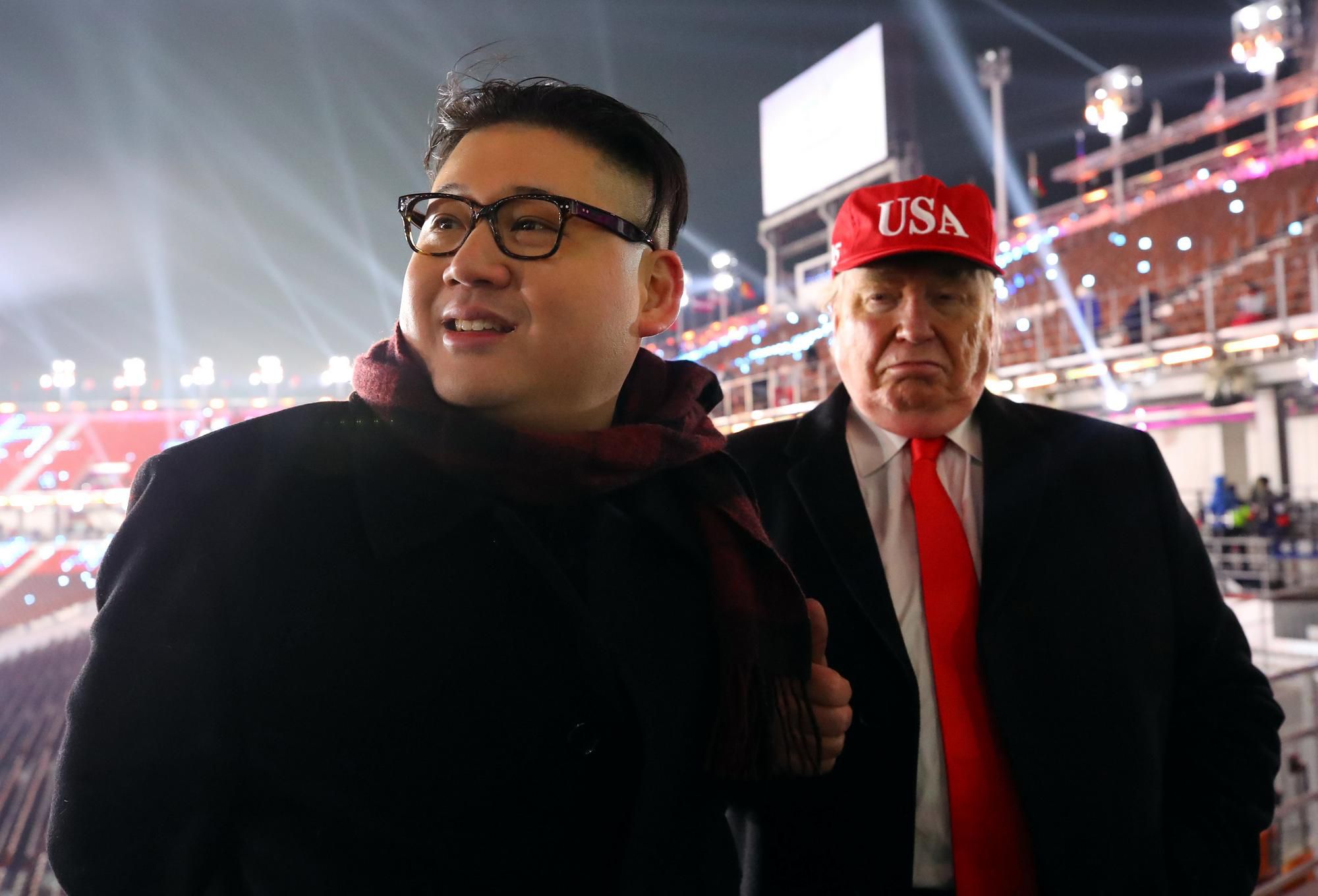 O rozruch na otváracom ceremoniáli OH v Pjongčangu sa postarali  dvojníci amerického prezidenta Donalda Trumpa a severokórejského vodcu Kim Čong-una.