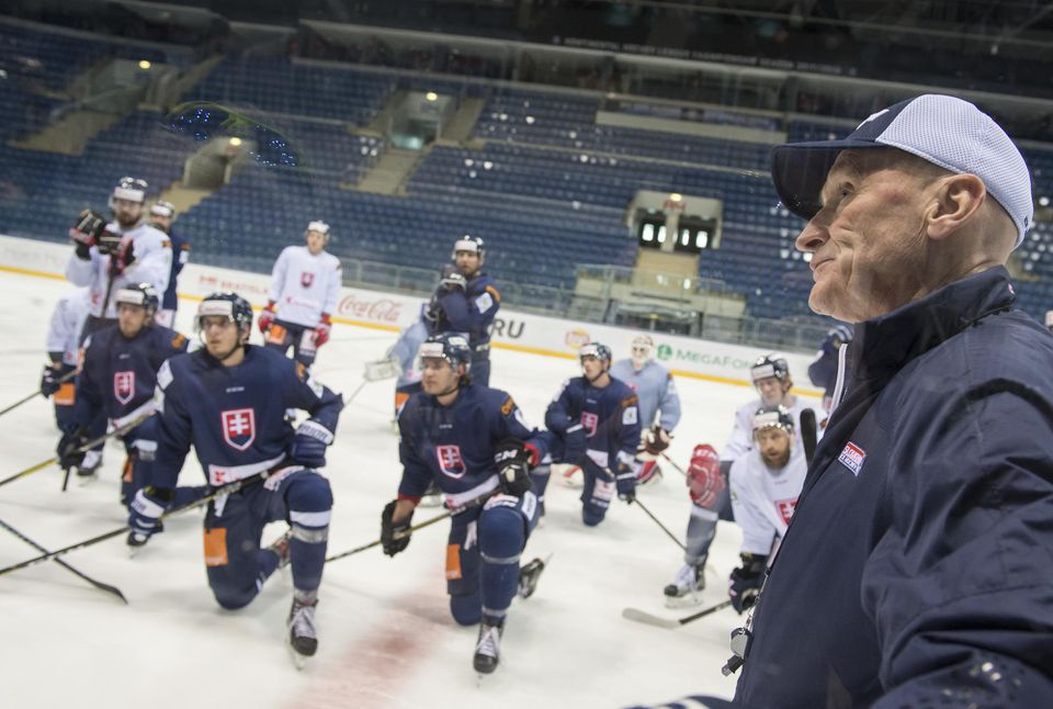 Slovenský reprezentačný tréner Craig Ramsay na tréningu počas prípravy pred zápasmi Euro Hockey Challenge.